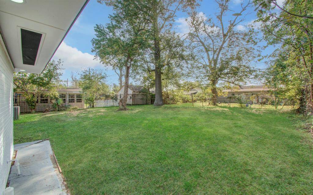 Private backyard with a well-maintained lawn and plenty of space for outdoor activities