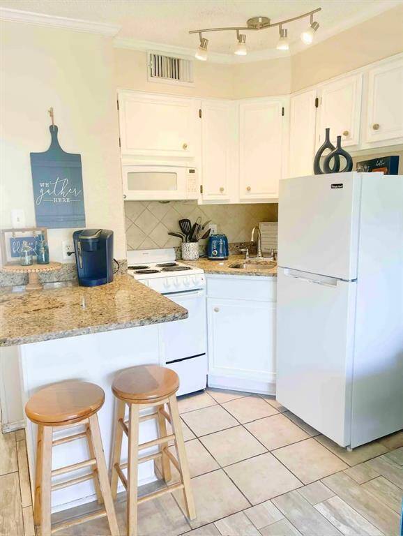The kitchen has everything you need for your beach life!