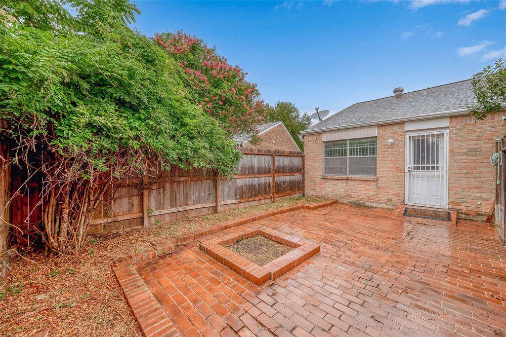 Make the most of this generously sized backyard, ideal for your outdoor family fun!