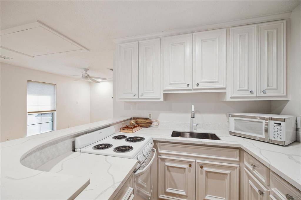 Fully serviced garage apartment kitchen.