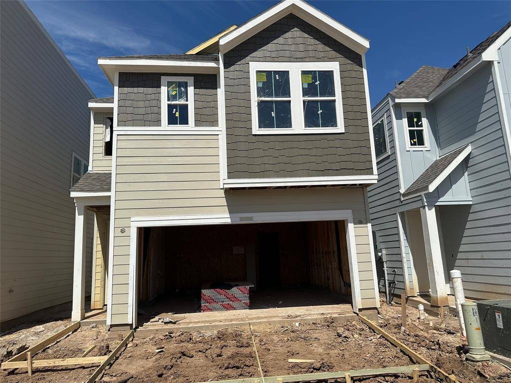 Two-story home with 3 bedrooms, 2.5 baths and 2 car garage