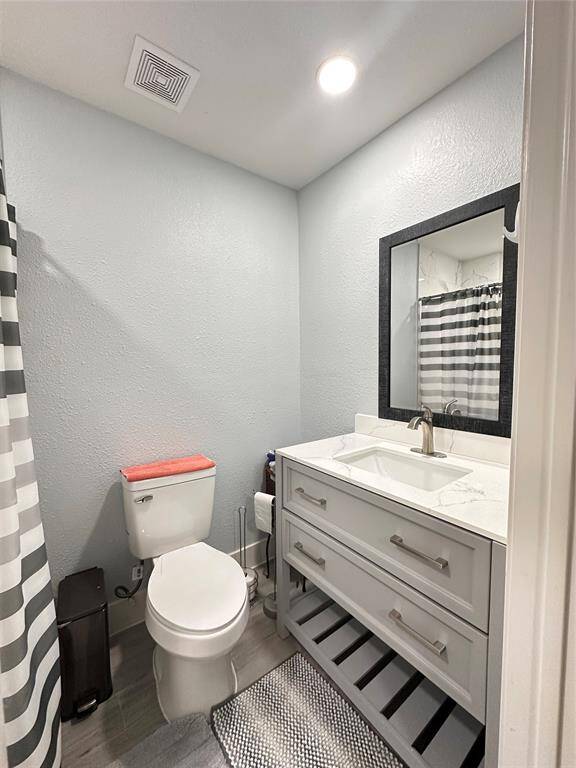 Full Bathroom / Primary Bedroom