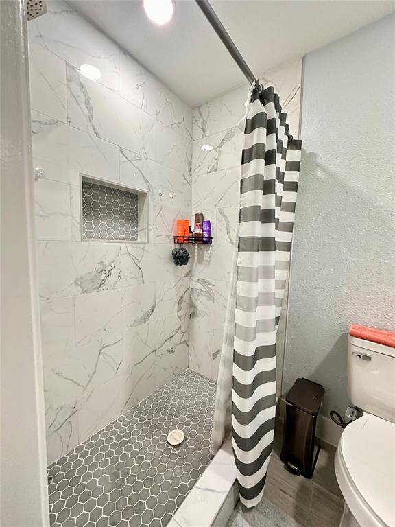 Full Bathroom / Primary Bedroom