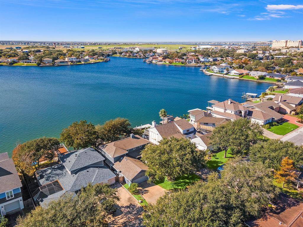 Lakefront! Enjoy waterfront lifestyle. Hop in your boat and head out to Galveston Bay.