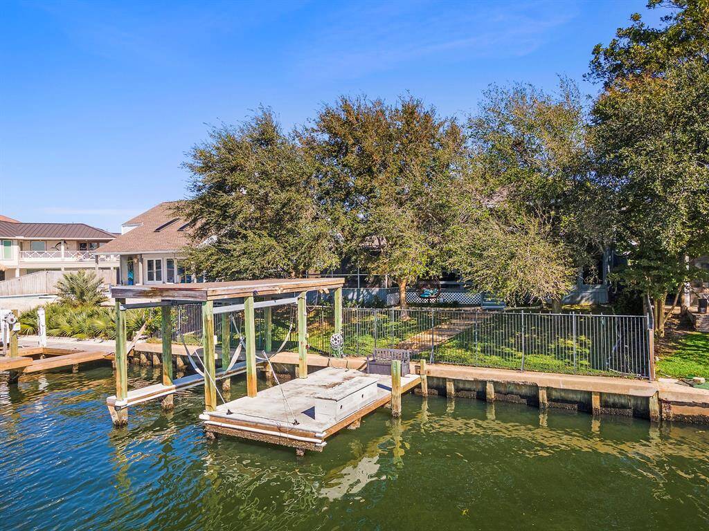 Boat House with Boat Lift and great Fishing Pier.