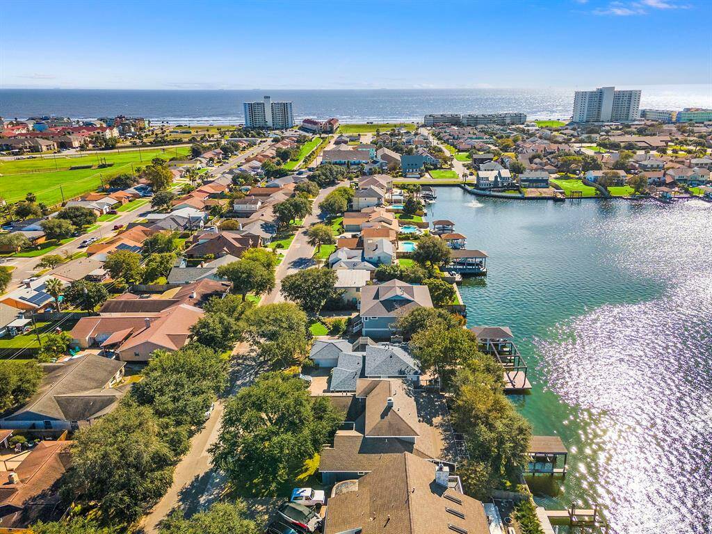 Galveston Beach is just a short walk, bike ride, or golfcart ride away!