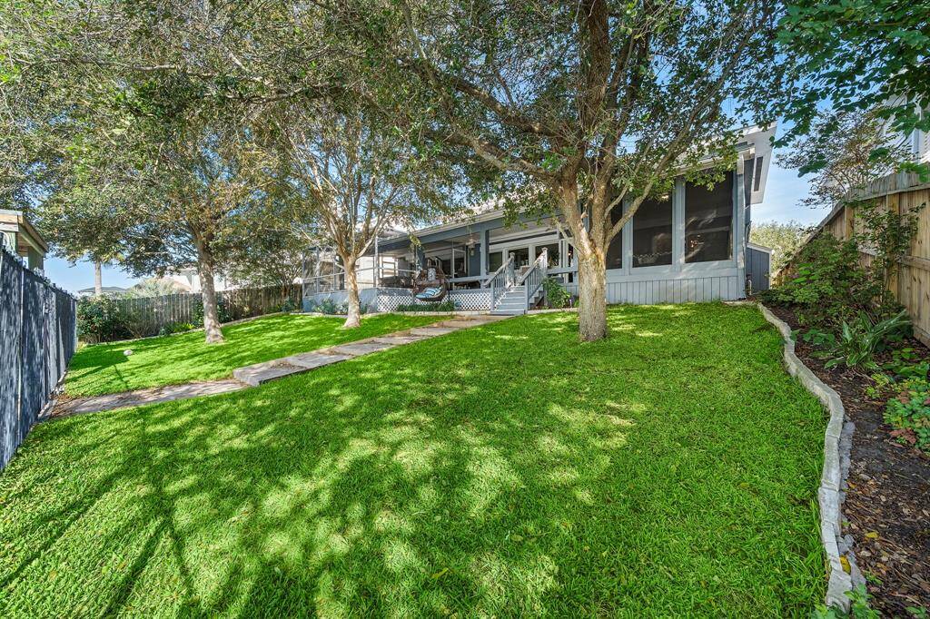 Large Lakefront Backyard