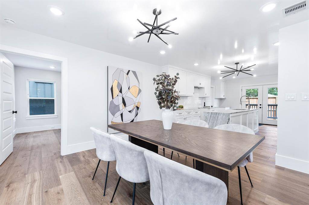 Dining area adjacent to kitchen