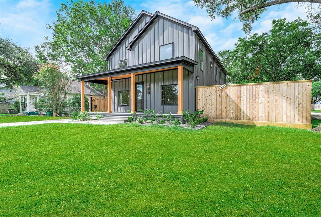 Oversized corner lot in Garden Oaks