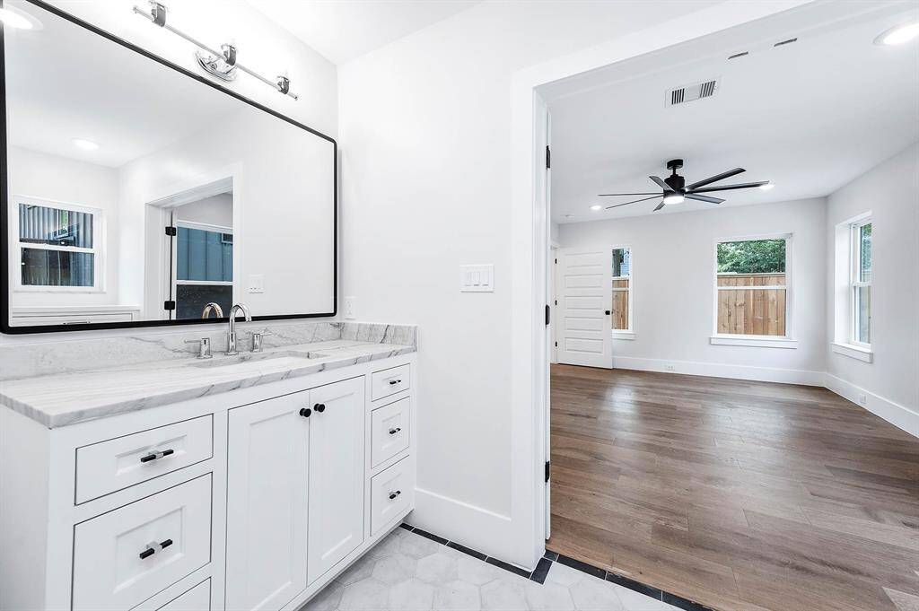 Full bath upstairs
