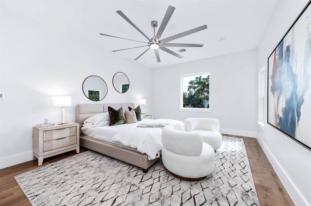 Large primary suite with large windows and luminous lighting