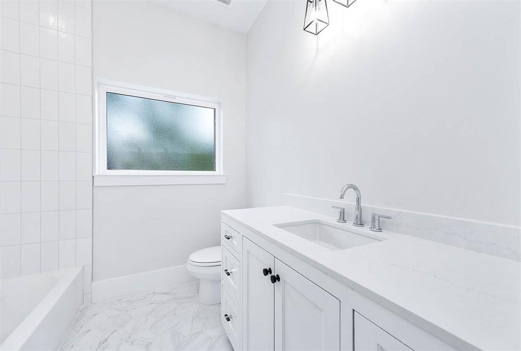 Secondary bathroom with tub