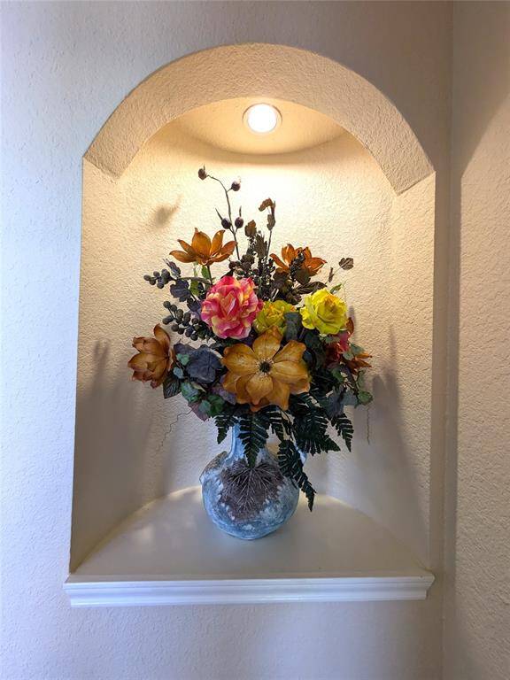 Decorative wall niche