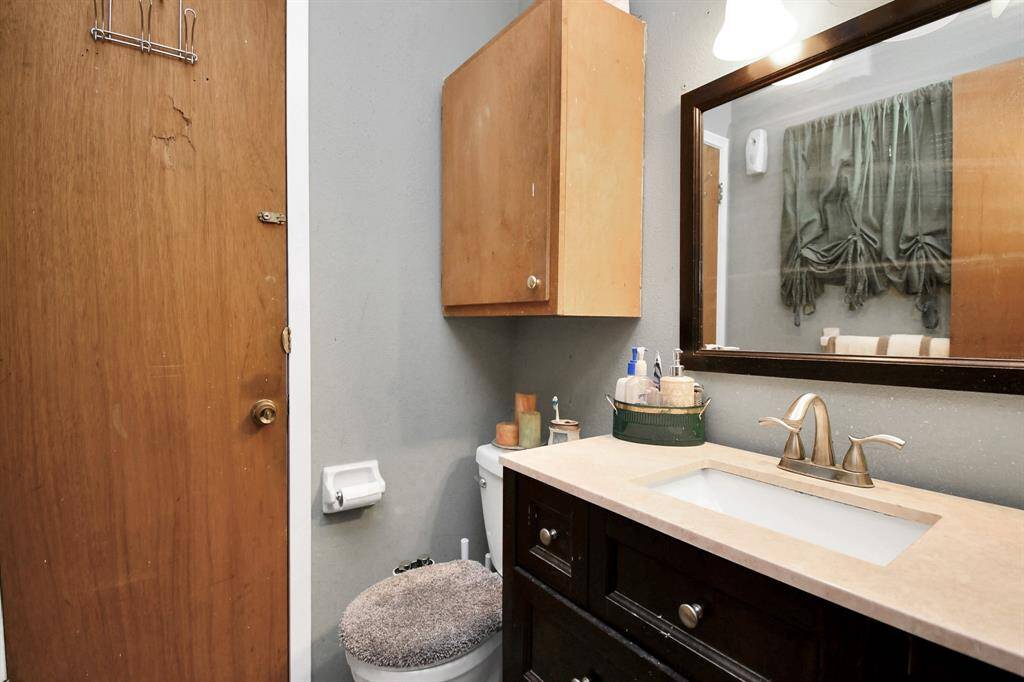 A convenient half bath located off the primary bedroom, perfect for quick access and privacy. Though compact, it’s thoughtfully designed with modern fixtures. A unique feature of this space is the Hollywood door, which connects directly to the full bathroom that includes a shower/tub combo. This thoughtful layout allows for easy access between the two bathrooms, offering both convenience and functionality.