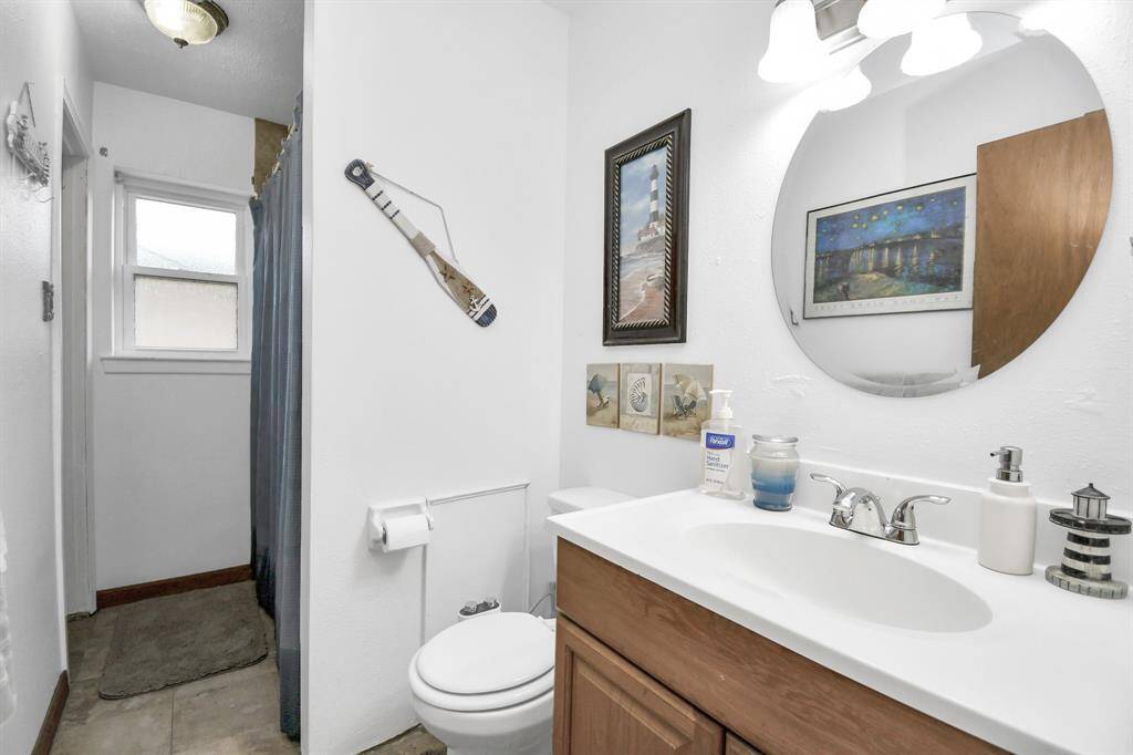 A full bathroom conveniently located in the hallway just off the livingroom and close to all 4 bedrooms.