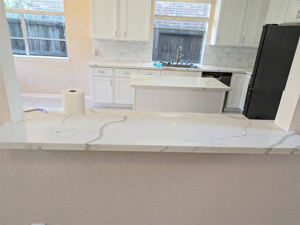 Kitchen-breakfast bar&island