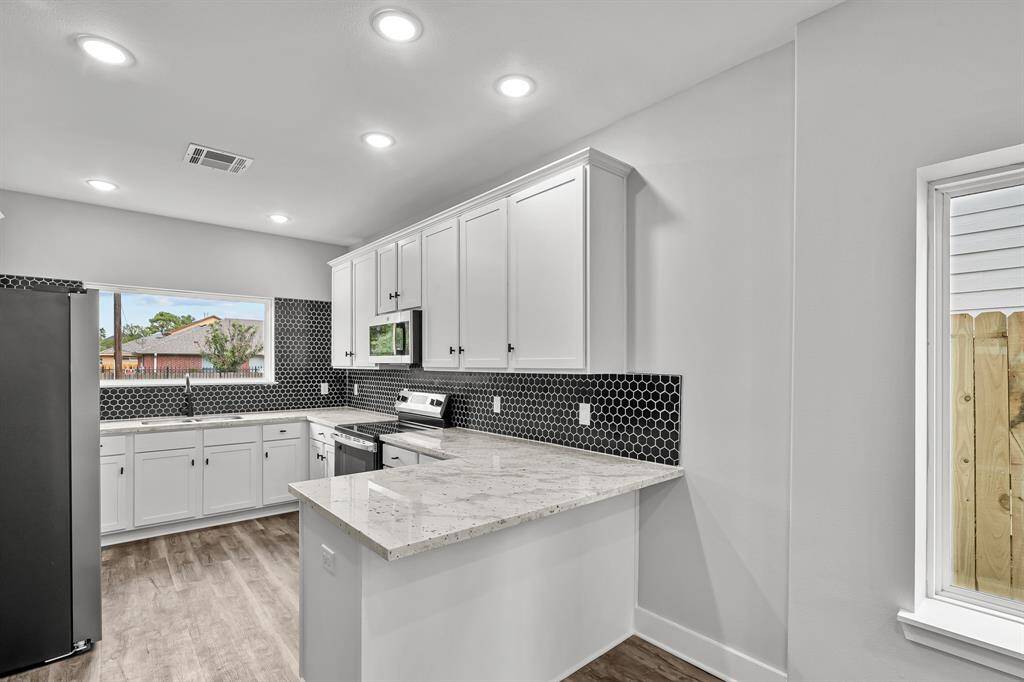 Kitchen is fully equipped with the appliances making yoru move much easier.