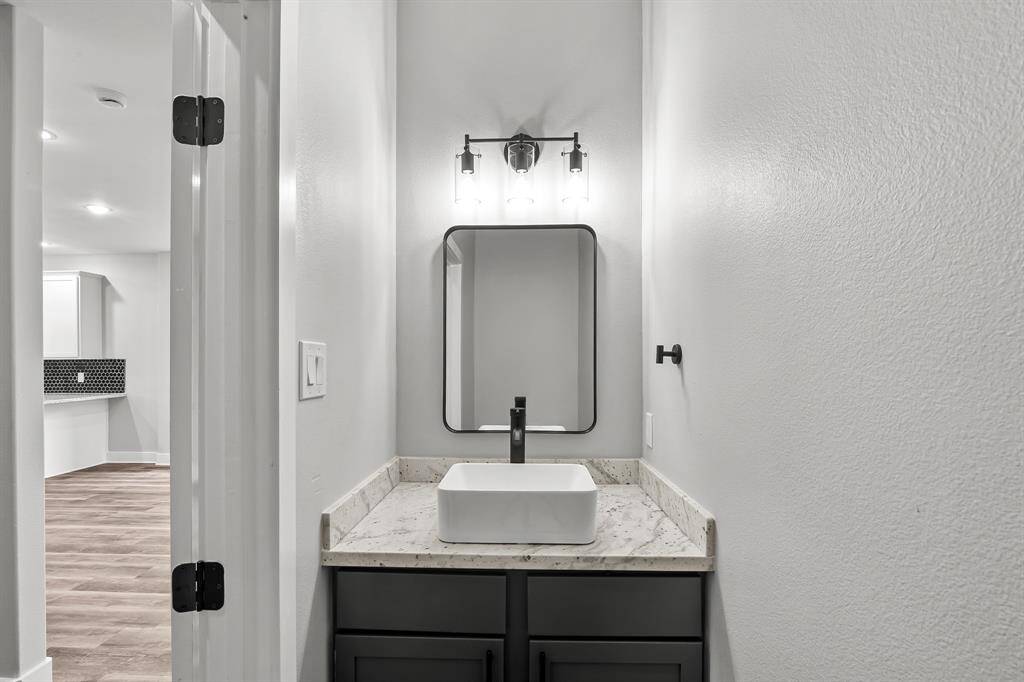 Guest bathroom on the first floor