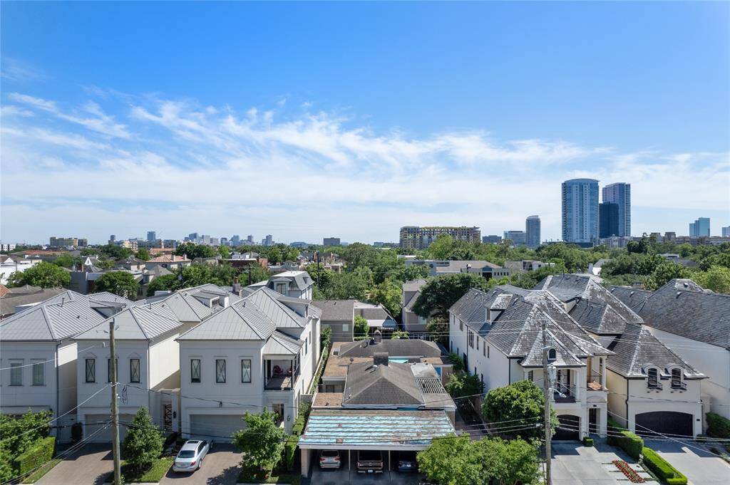 Take in stunning southern views of the Upper Kirby District, a vibrant blend of historic neighborhoods and modern mixed-use developments. Indulge in exquisite dining and high-end retail, all just minutes from Greenway Plaza, Downtown, the Galleria, and the Texas Medical Center, offering exceptional access to work and leisure.