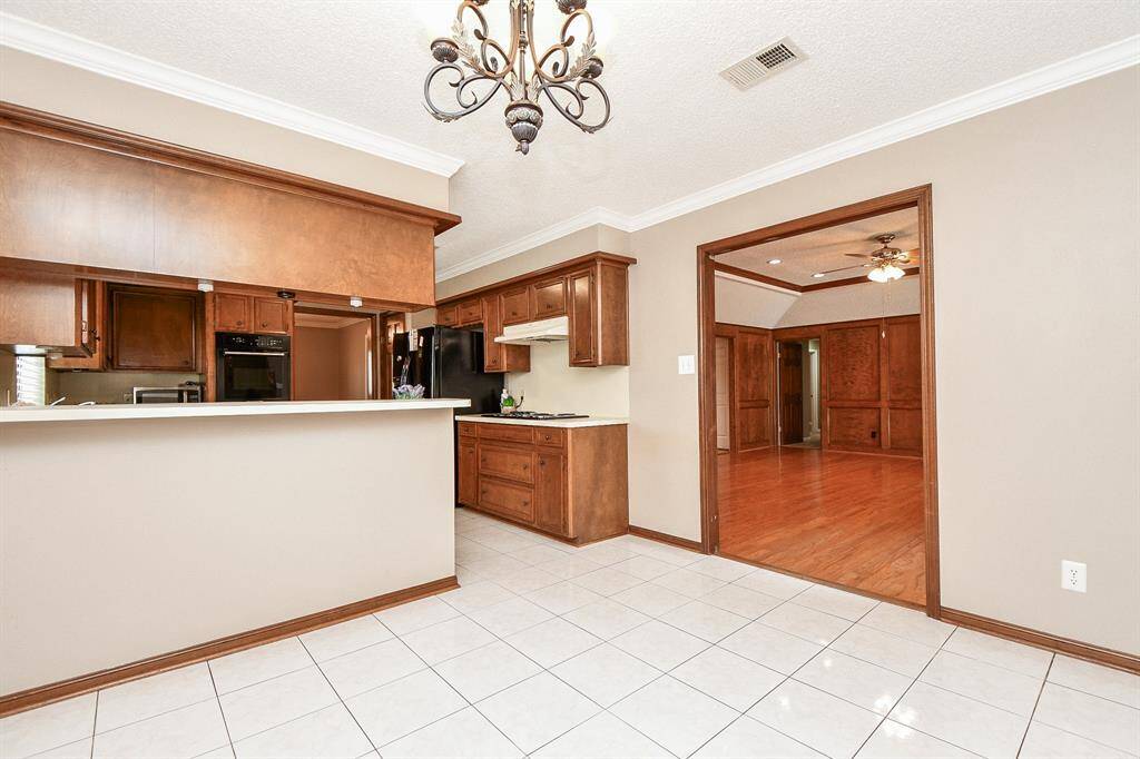 Stand up bar counter from the breakfast room is great additional space.