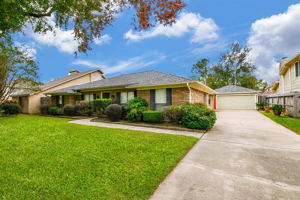 Long driveway area, great for additional parking.