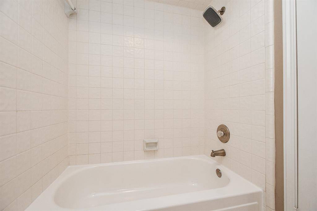 Tub/shower combination in Secondary bathroom