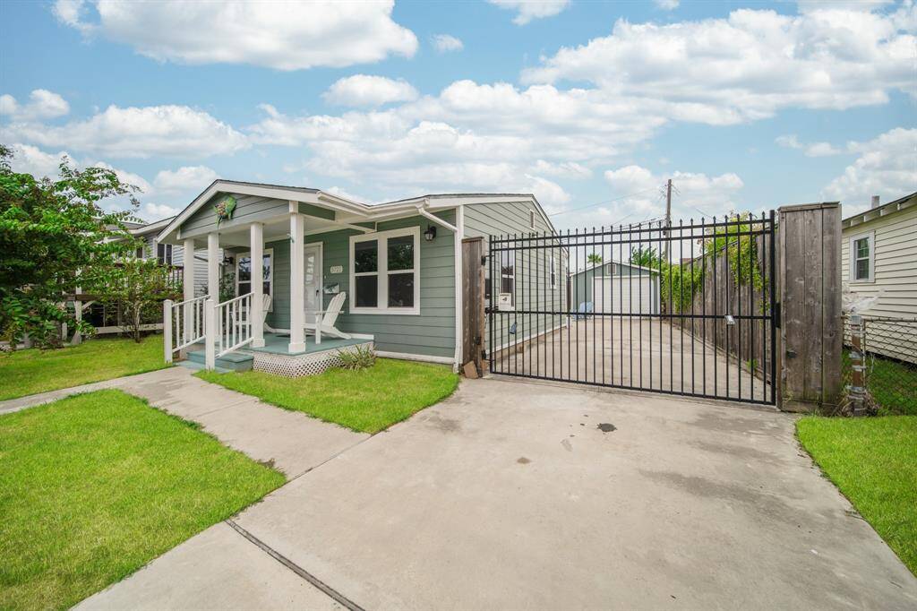 You'll feel that extra level of security when you close the gated driveway entrance.