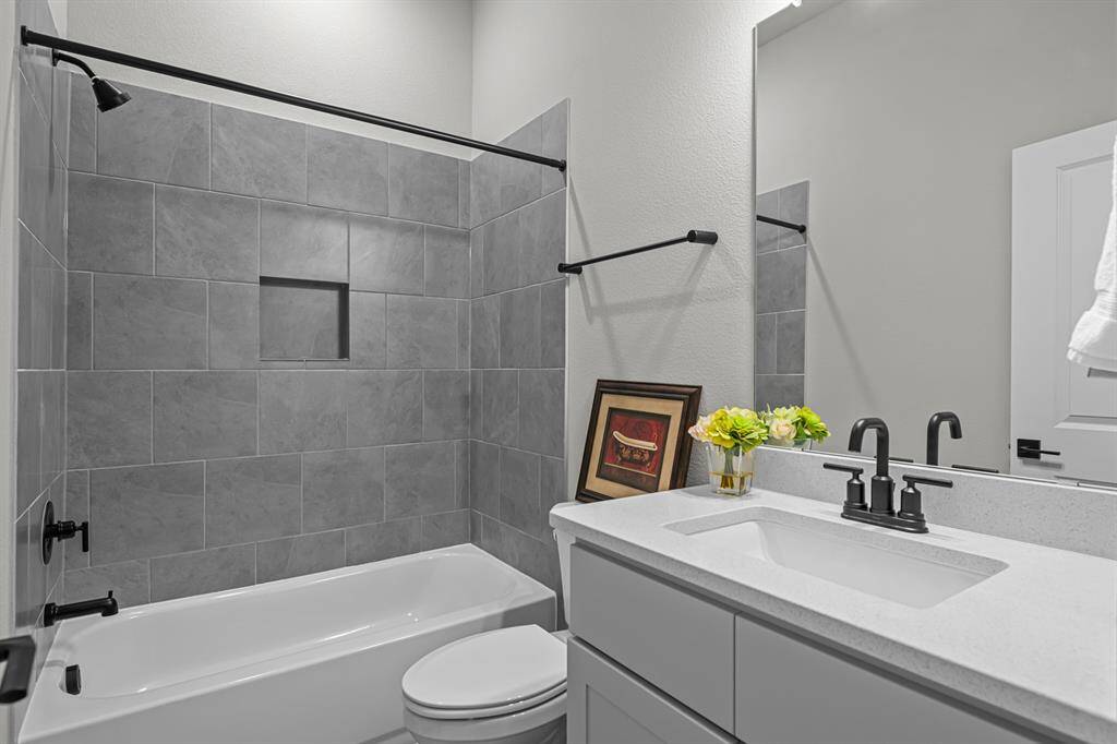 2ndary bedroom connecting to bath