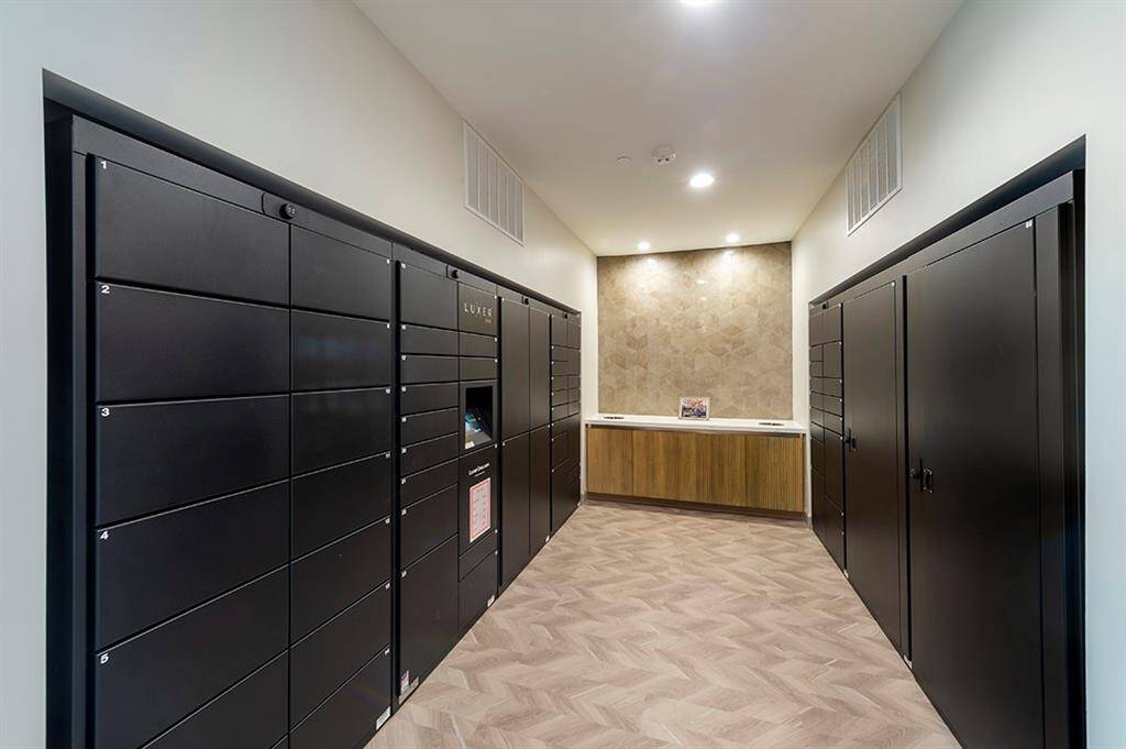 Parcel and cold storage lockers