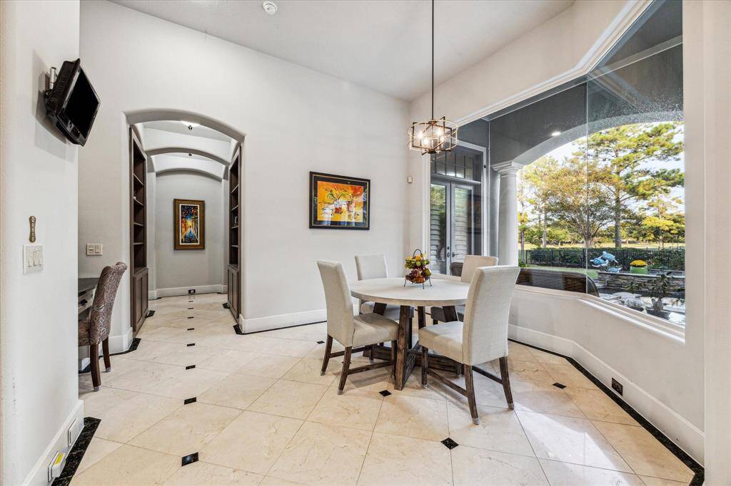 From another angle, the breakfast area offers serene views of nature, creating a calming atmosphere that enhances your dining experience and allows you to enjoy peaceful moments.