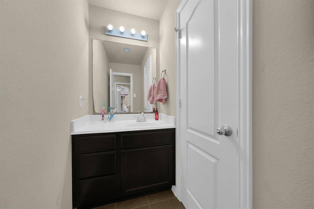 Jack and Jill style bathroom for 3rd and 4th bedrooms.