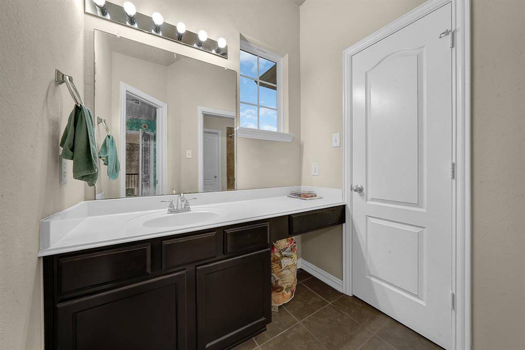 Jack and Jill style bathroom for 3rd and 4th bedrooms.