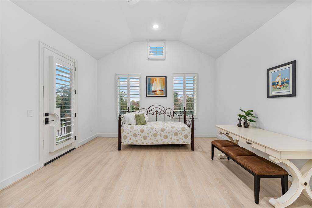 Total of 6 bedrooms: spacious bedroom features elegant finishes and ample natural light, creating a comfortable and inviting retreat for relaxation and rest.