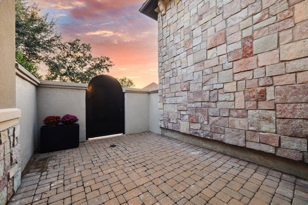 The courtyard offers numerous possibilities, from gardening and outdoor dining to creating a cozy lounge area or a space for relaxation and socializing.