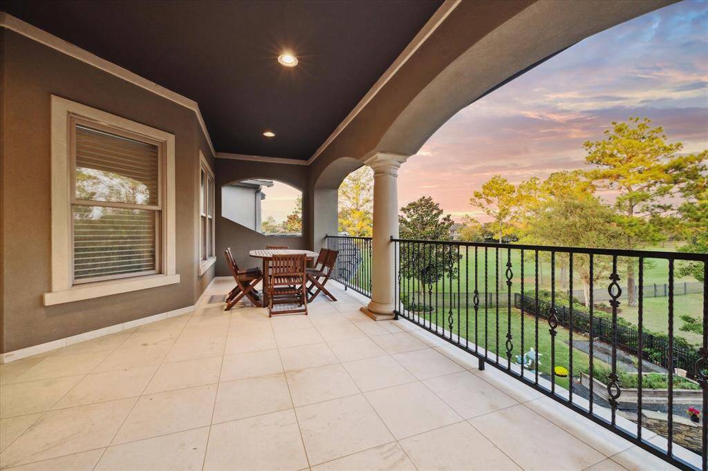 The spacious balcony offers expansive views of the lush golf course, providing the perfect spot to enjoy beautiful sunsets while relaxing in the fresh air.