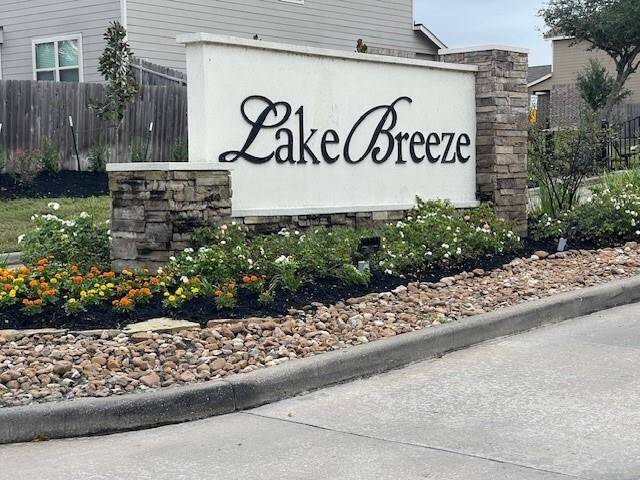 Lot available in Lake Breeze in a protective cove.