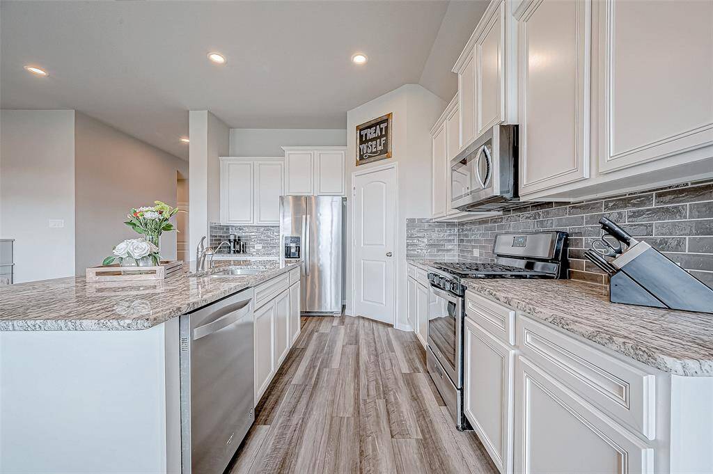 Gourmet kitchen with island, 42" cabinets, tile backsplash and granite countertops