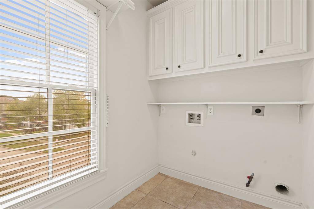 Full bath off the first floor bedroom