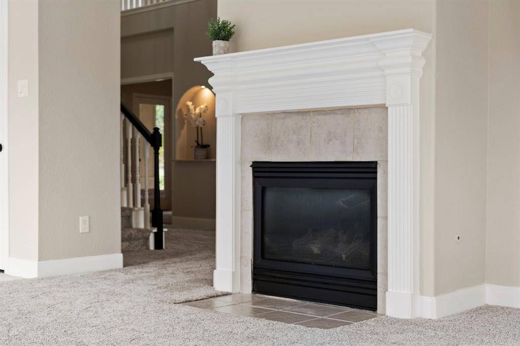 At the heart of the space, afireplace adds a cozy focalpoint, providing warmth andcharm.