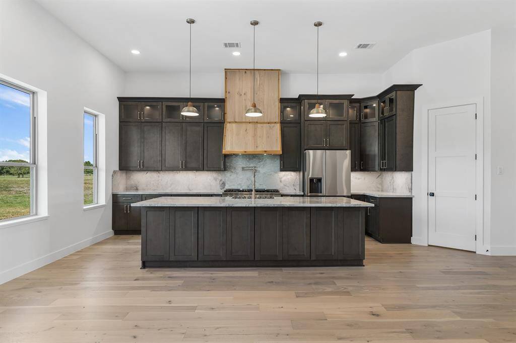 Large island perfect for entertaining.