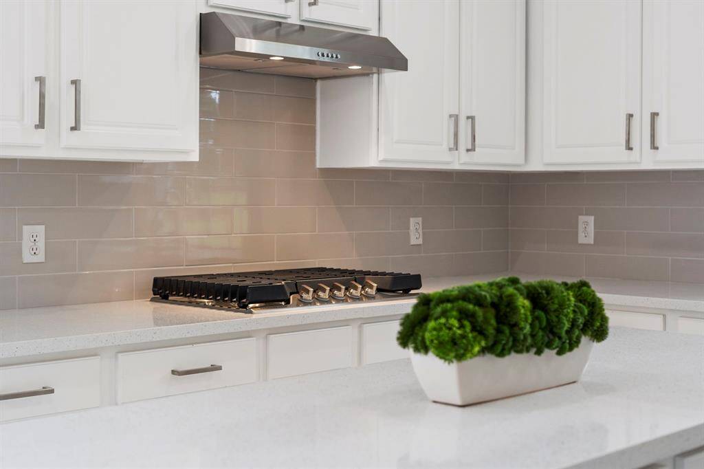 The gas cooktopseamlessly blends practicalitywith style.