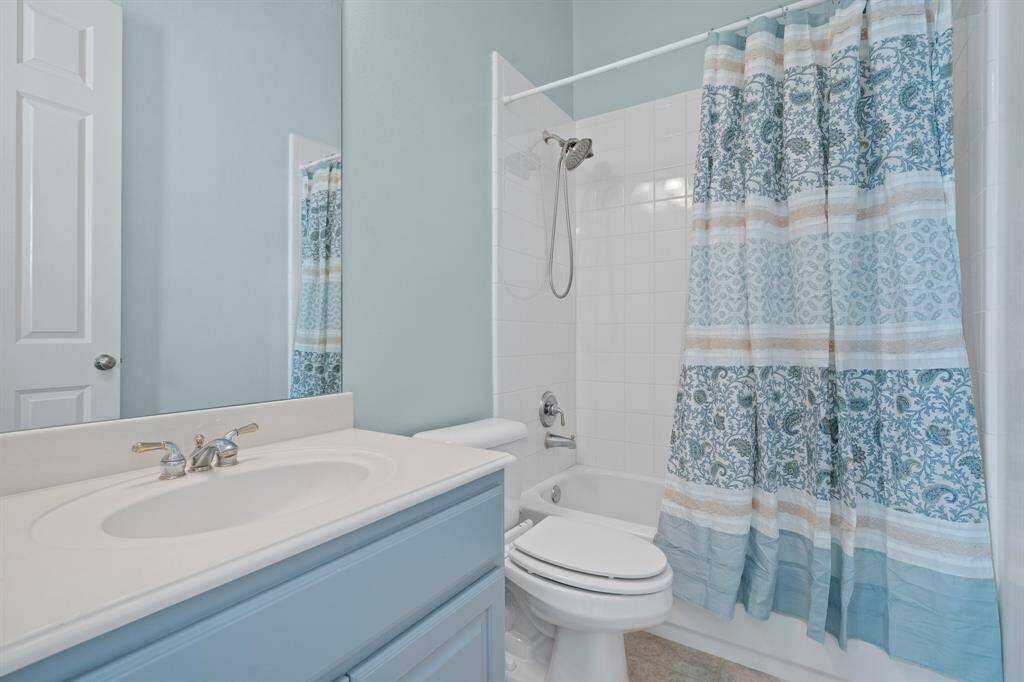 En suite bath in second bedroom