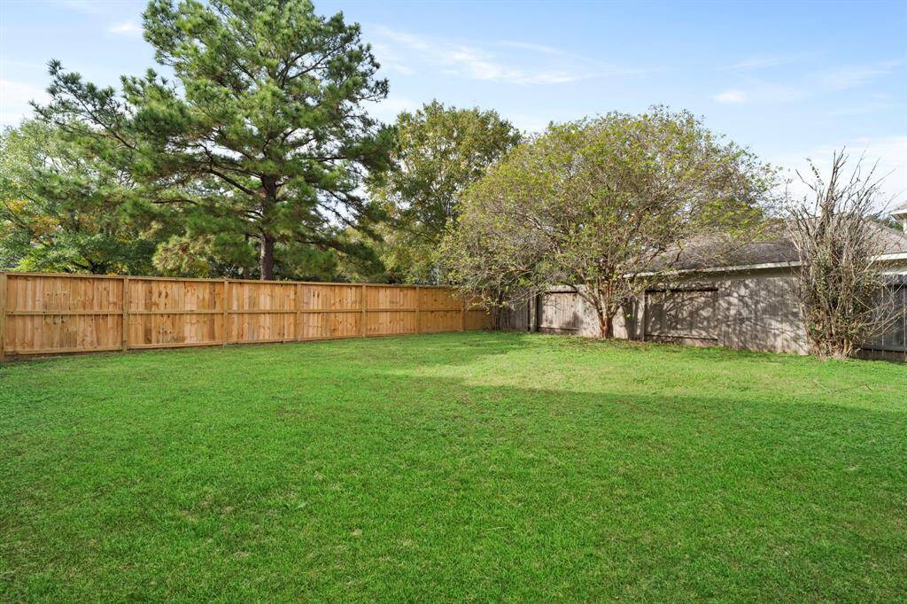 Come and see this spaciousbackyard with plenty of greenspace!