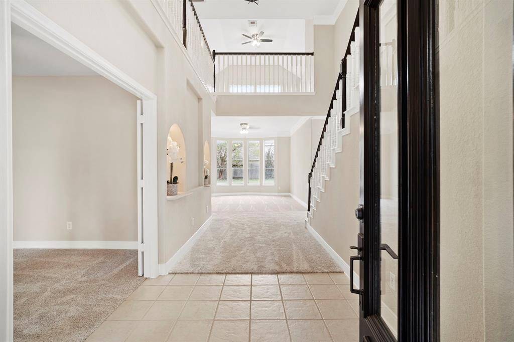 Step into luxury and warmth asyou enter this home, where anexpansive and invitingentryway sets the tone for agrand living experience.