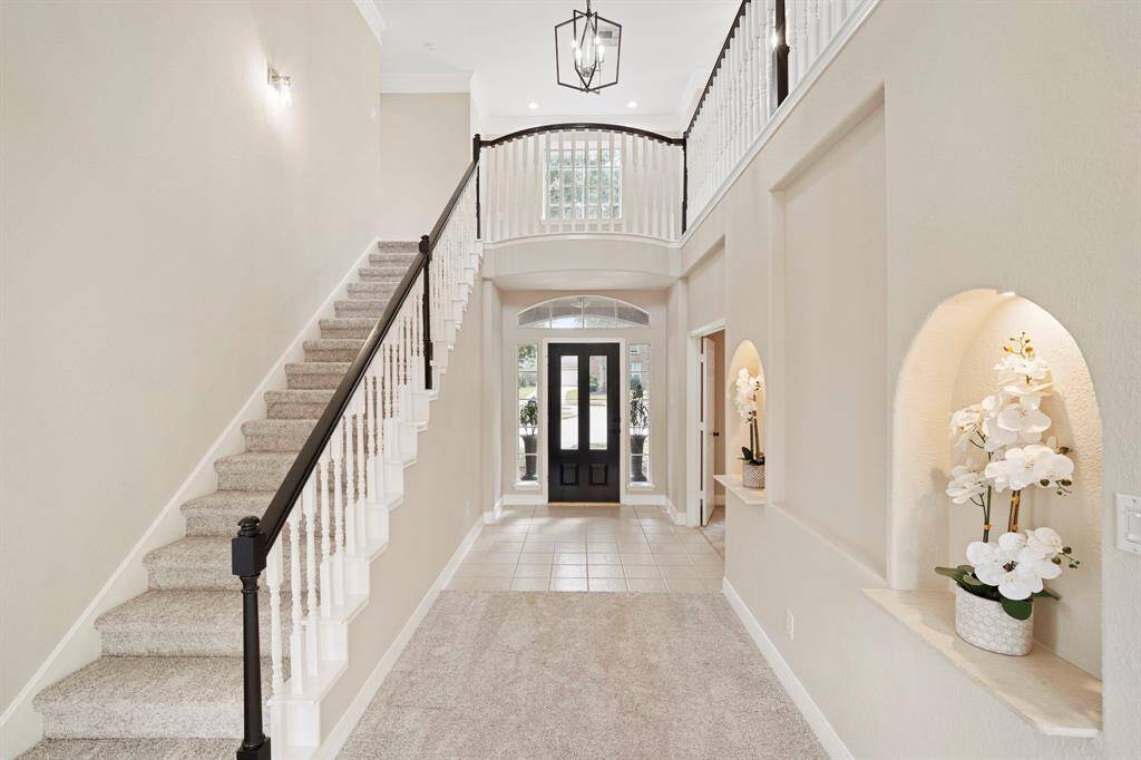 The elongated foyer boastshigh ceilings, plush new carpet, and is adornedwith tasteful decor, creating animmediate sense of elegance.