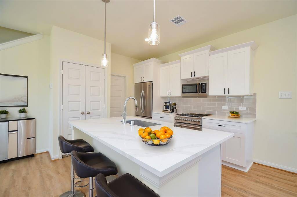 Discover a contemporary kitchen designed for both style and efficiency.