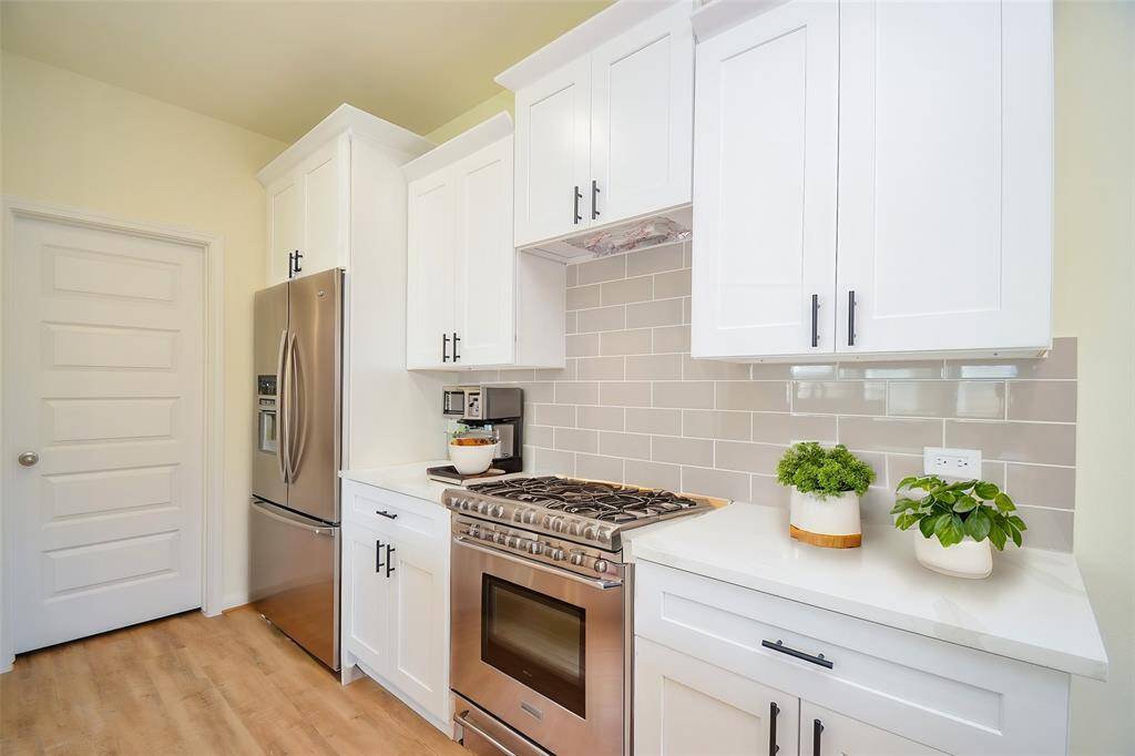 The spacious countertop offers ample workspace, perfect for meal preparation and entertaining.
