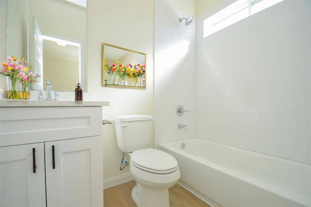 This well-designed bathroom offers a clean and bright aesthetic.
