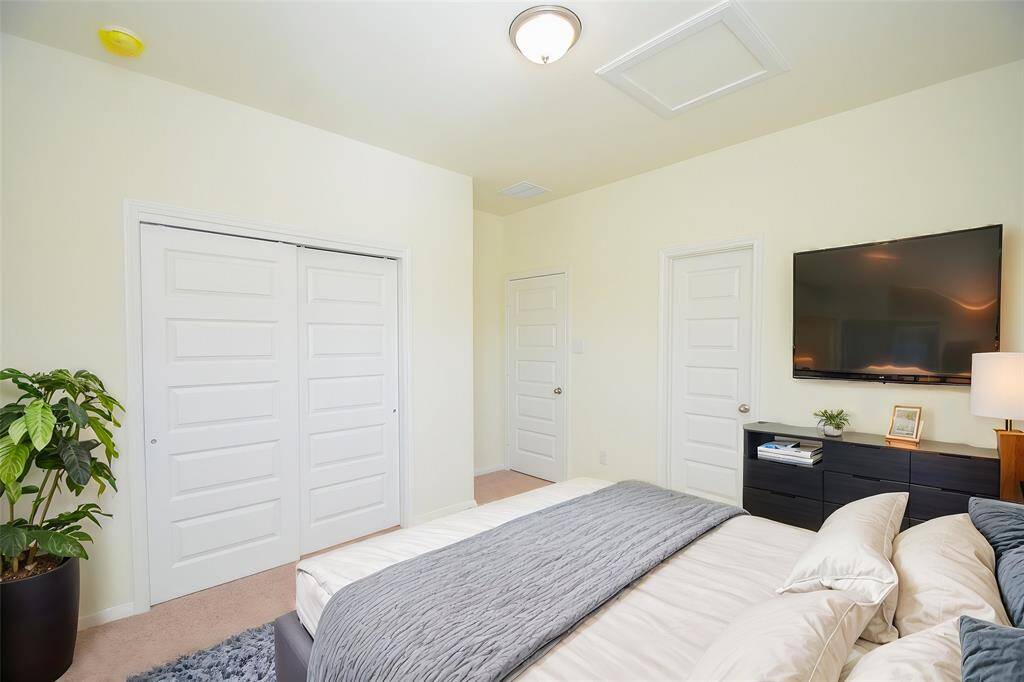 This room's layout offers a sense of openness and flexibility.