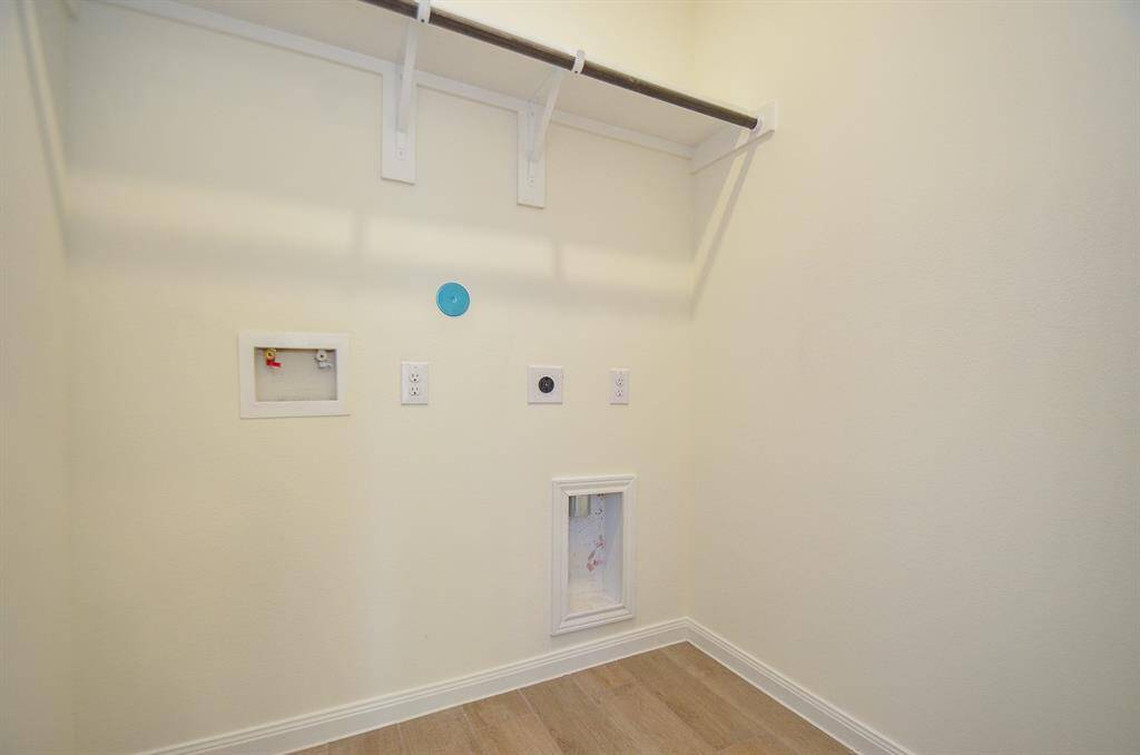 Discover this excellent utility room, perfect for laundry.
